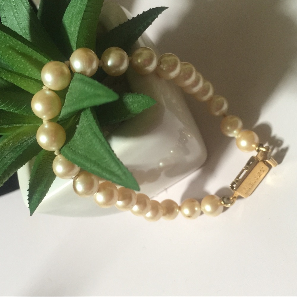 Monet pearl bracelet